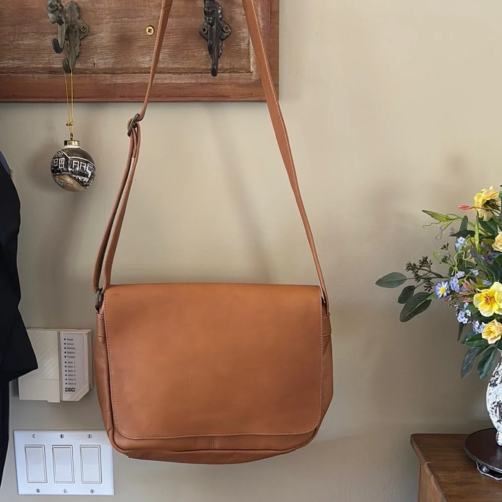Tan Leather Messenger Bag, adjustable strap.